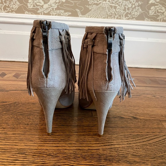 Nine West gray suede fringe booties, only worn once! Perfect condition! Size 8.5 - Picture 4 of 5
